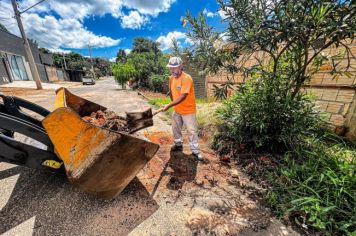 Prefeitura promove ações de limpeza nos bairros Simões e Santa Cândida