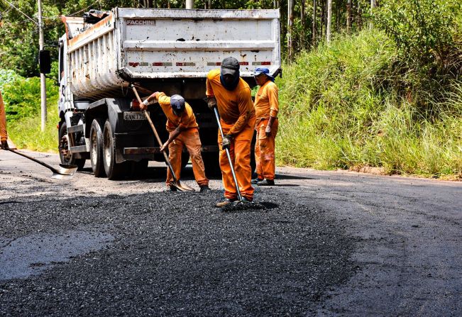 Prefeitura asfalta trecho do bairro Santa Cândida